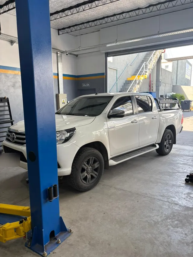 Camioneta en el box de trabajo de PENTAGOM